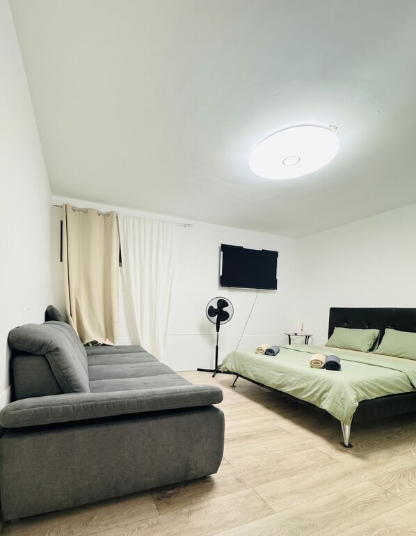 Tabla de planchar con plancha, wifi y ropa de cama 