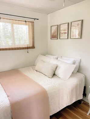 2 bedrooms, iron/ironing board, WiFi, bed sheets