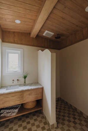 Douche, sèche-cheveux, serviettes fournies, savon