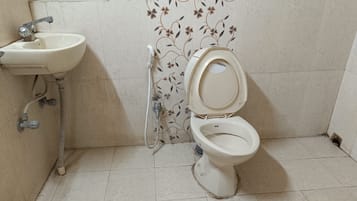 Een douche, een regendouche, handdoeken, zeep