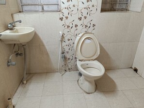 Chuveiro, chuveiro com efeito de chuva, toalhas de banho, sabonete