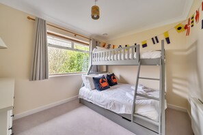 4 bedrooms, iron/ironing board, free WiFi, bed sheets