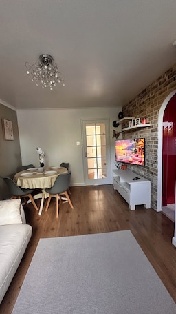 TV. Cozy Apartment near Victoria Line – 30 min to Central London