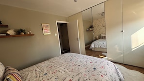 1 habitación, tabla de planchar con plancha, wifi y ropa de cama