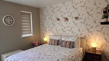 1 dormitorio, tabla de planchar con plancha, wifi y ropa de cama