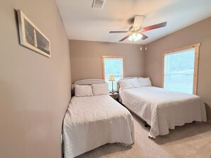 2 室のベッドルーム、アイロン / アイロン台、WiFi、ベッドシーツ