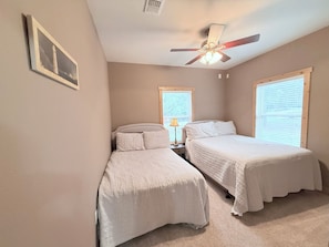 2 habitaciones, tabla de planchar con plancha, wifi y ropa de cama