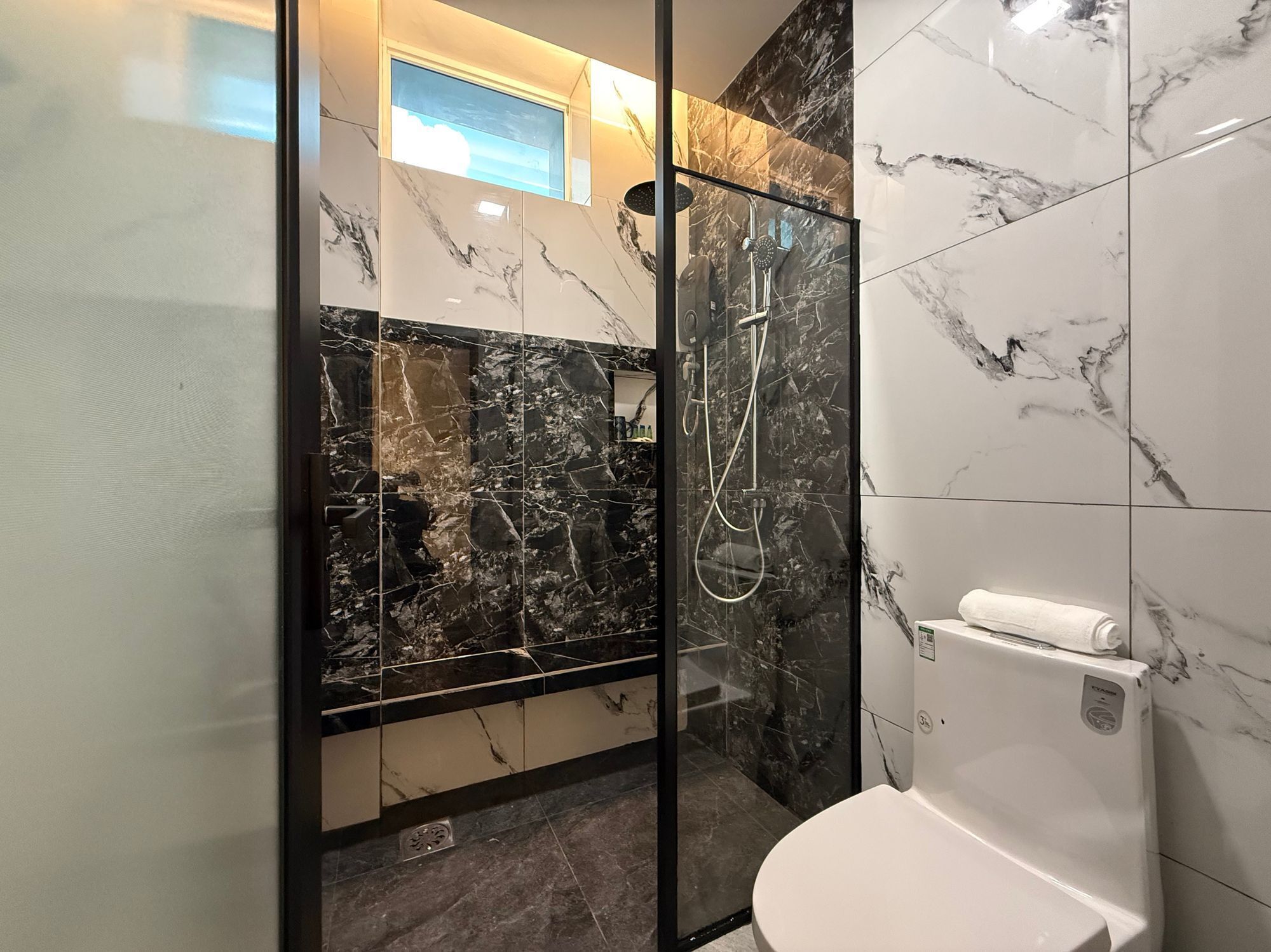 Deluxe Twin | Bathroom