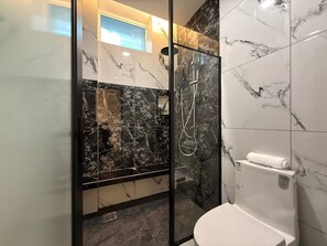 Deluxe Twin | Baño | Ducha, artículos de higiene personal gratuitos, bidé y toallas