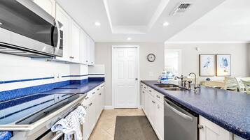 Een koelkast, een microgolfoven, een oven, een kookplaat