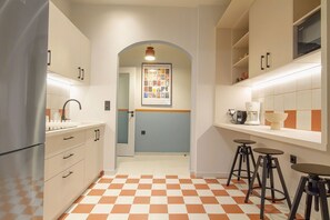 冷蔵庫、コーヒー / ティーメーカー、トースター、調理器具と食器