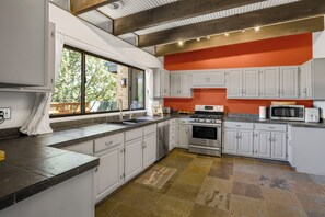 Microondas, horno, placa de cocina, lavavajillas