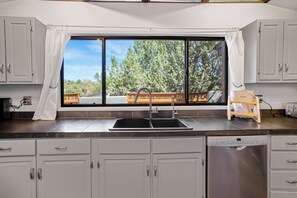 Microwave, oven, stovetop, dishwasher - Pony Soldier Sedona Escape (Sedona)