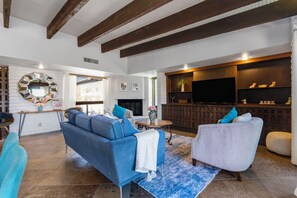 TV, fireplace - Pony Soldier Sedona Escape (Sedona)