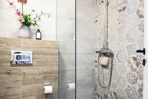 シャワー、ヘアドライヤー、タオル、石鹸