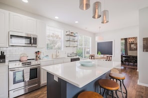 Maison, Plusieurs lits, patio, vue sur le jardin (Bluffton Magnolia House) | Cuisine privée | Réfrigérateur, four à micro-ondes, un four, surface de cuisson