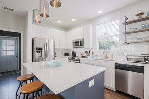 Maison, plusieurs lits, patio, vue jardin (Bluffton Magnolia House) | Cuisine privée | Réfrigérateur, micro-ondes, four, plaque de cuisson