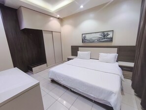 Deluxe Apartment | Iron/ironing board, free WiFi