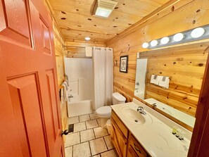 Dusj, hårføner, håndklær og såpe