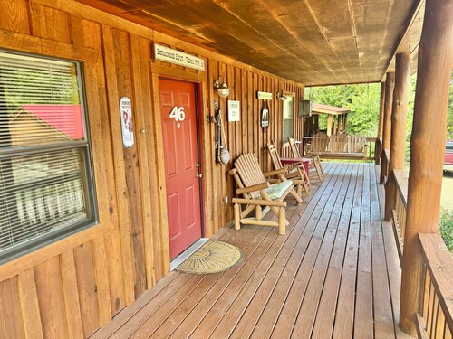 The Lonesome Dove #46 2-bedroom cabin walking distance to the courthouse square.