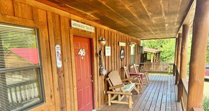 The Lonesome Dove #46 2-bedroom cabin walking distance to the courthouse square.