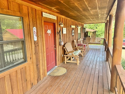 The Lonesome Dove #46 2-bedroom cabin walking distance to the courthouse square.