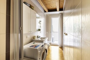 Interior - GuestHost - Piazza Mazzini Bright Apartment Padova (Padua)