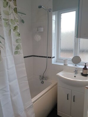 Sèche-cheveux, serviettes fournies, papier toilette