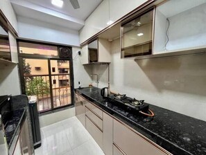 Private kitchen - La Alba 1 BHK Serviced Apartment (Mumbai)