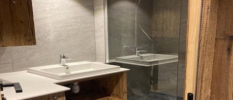 SĂšche-cheveux, serviettes fournies, papier toilette