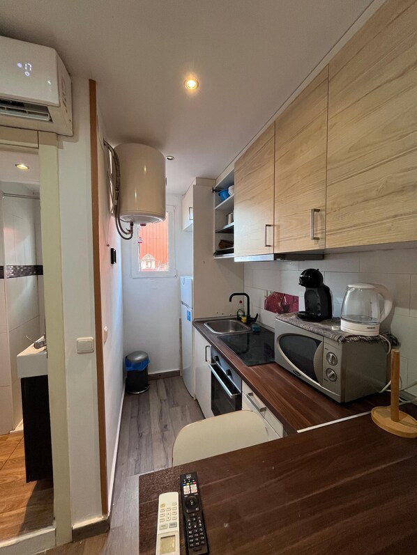 Private kitchen - Charming 2-bedroom apartment with AC in L'Hospitalet de Llobregat (L'Hospitalet de Llobregat)