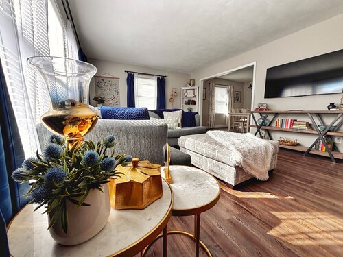 7 Min to Scheels Sports Complex • Sleeps 5 • Projector • Bunk Bed