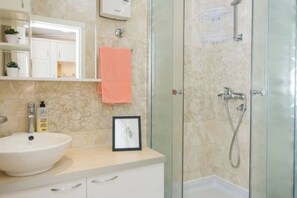 Ducha, secador de pelo, toallas, jabón