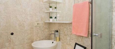 Doccia, asciugacapelli, asciugamani, sapone