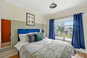 4 habitaciones, tabla de planchar con plancha y acceso a internet