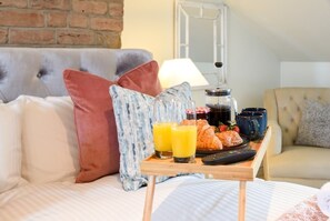 3 bedrooms, iron/ironing board, internet, bed sheets