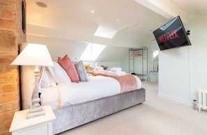3 bedrooms, iron/ironing board, internet, bed sheets