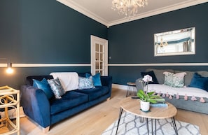 TV - Beautiful Townhouse Harrogate, 3 bedroom (Harrogate)