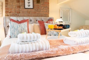 3 bedrooms, iron/ironing board, internet, bed sheets