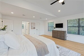 3 habitaciones, tabla de planchar con plancha, wifi y ropa de cama