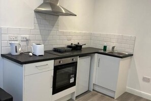 Private kitchen - Train Station Aparthotel - Free Wifi, Free Parking One-Bedroom Apartment (Scunthorpe)