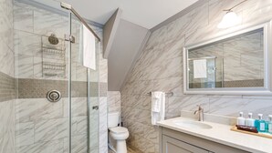 Douche, sèche-cheveux, serviettes fournies, savon