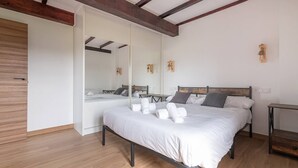 2 bedrooms, travel crib, WiFi (free), bed sheets