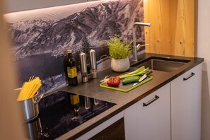 Kühlschrank, Mikrowelle, Ofen, Herdplatte