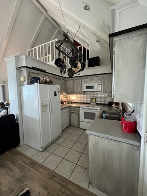 Micro-ondes, four, plaque de cuisson, lave-vaisselle