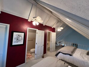 2 habitaciones, tabla de planchar con plancha, wifi y ropa de cama 