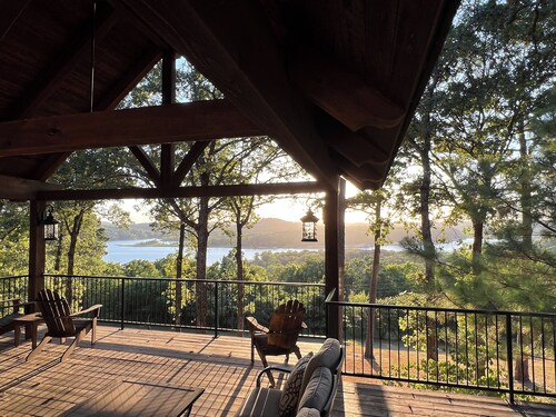 Charming cabin with amazing deck overlooking Lake Tenkiller