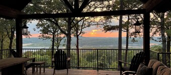 Charming cabin with amazing deck overlooking Lake Tenkiller