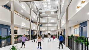 Una pista de patinatge en interior amb diversos nivells i un sostre alt.