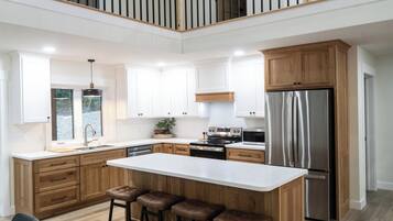 Fridge, microwave, stovetop, dishwasher